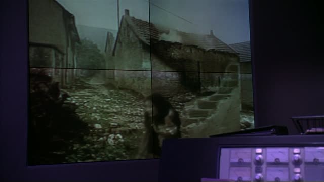 Comment fabriquer une guerre pour la télé? (Des hommes d'influence, 1997)