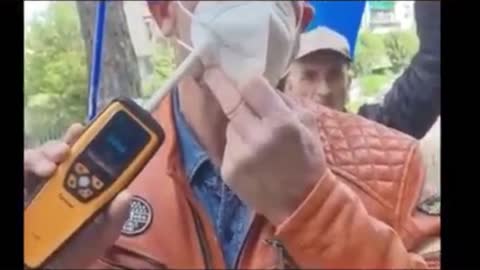 Le mascherine, giudicate del tutto inutili per evitare qualunque contagio da virus, recano solo seri danni alla salute di coloro che le indossano.👎