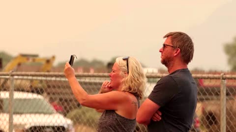 Canadian town evacuated as US wildfire approaches