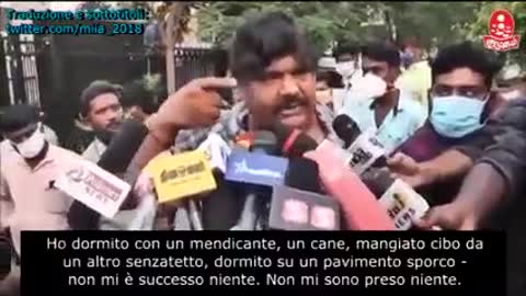 L'attore indiano Mansoor Ali Khan risponde ai giornalisti