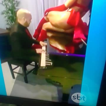 graciane barbosa dama de vermelho dança no polidance belo toca piano ao vivo