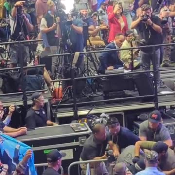 🚨 Protester Charges Trump at Johnstown Rally— Security Tackle 🔒👊