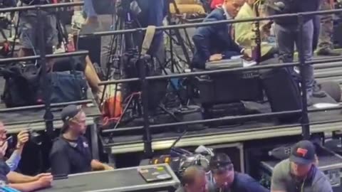 🚨 Protester Charges Trump at Johnstown Rally— Security Tackle 🔒👊