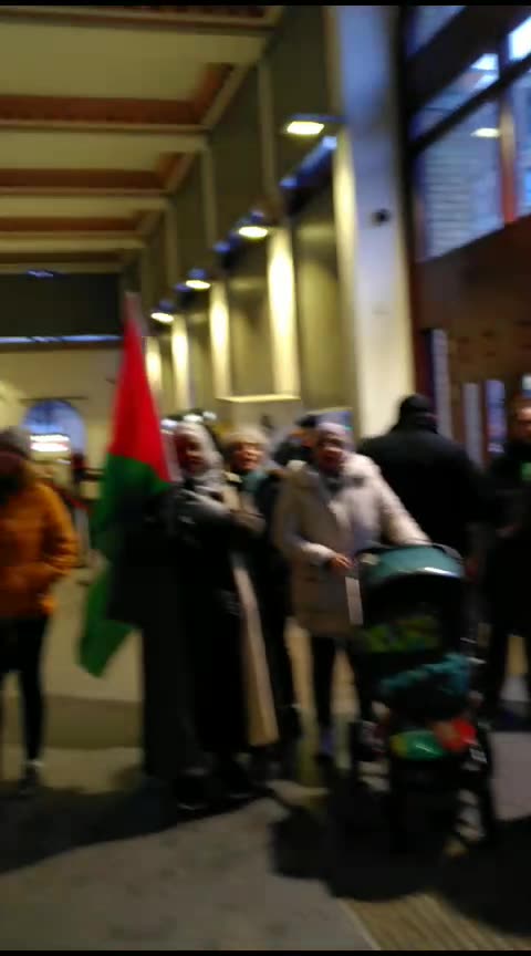 Cambridge Gaza Vigil goes to train station