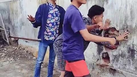 Homem não passa vergonha na frente dos amigos