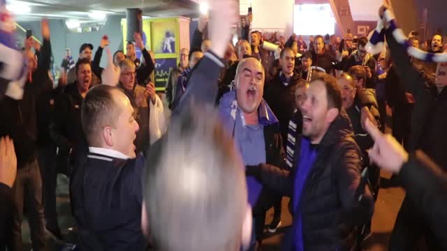 Dinamovi navijači plešu i pjevaju ispred Maksimira