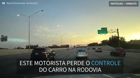 Impressionante domínio de carro após perder o controle na estrada