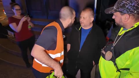 napadaní petičního stánku