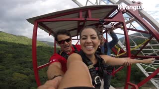 Así se siente saltar 70 metros al vacío en 3,5 segundos de adrenalina en Santander