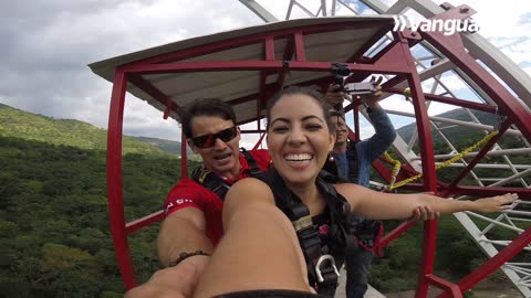 Así se siente saltar 70 metros al vacío en 3,5 segundos de adrenalina en Santander