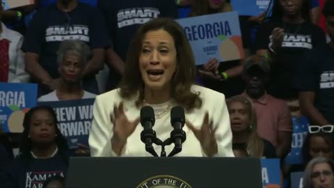 🇺🇸 Pretty sure they just put Biden's brain into Kamala's body. What the hell is she saying?