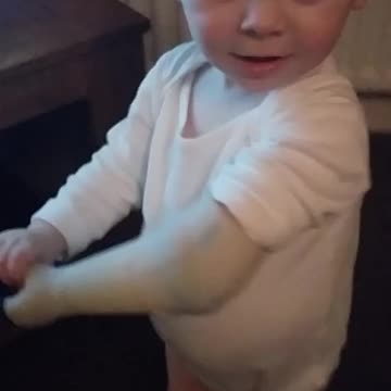 Toddler's adorable reaction to new prosthetic arm