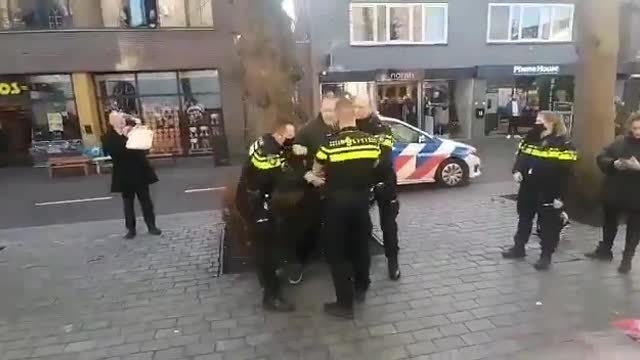 Groep mensen in Nunspeet zonder mondkap in de winkels en flyers uitgedeeld