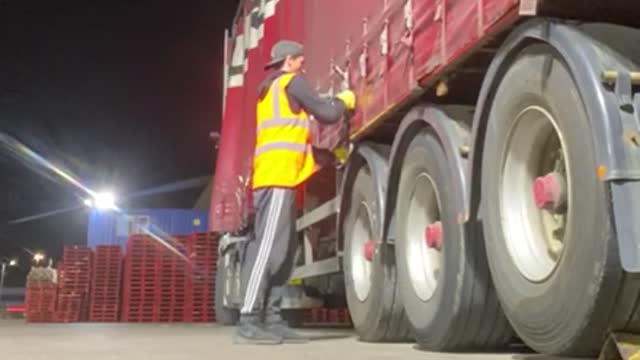 Loading a HGV TRUCK 🚛