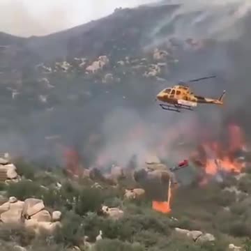 Họ đang “dập tắt ” các đám cháy của biến đổi khí hậu hay đang diễn trò phải cháy cho cháy 🔥