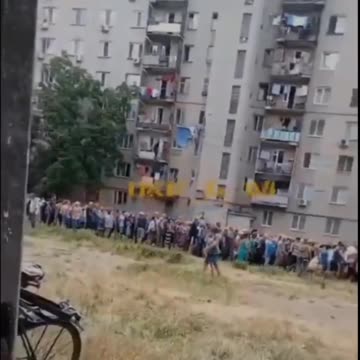 FILA PER PRENDERE UN PEZZO DI PANE