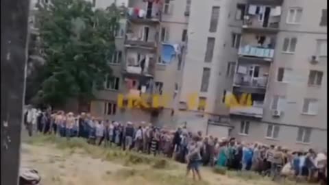 FILA PER PRENDERE UN PEZZO DI PANE