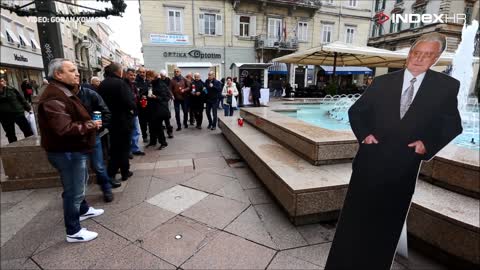 Rijeka: građani zapalili svijeće pred kartonskim Tuđmanom