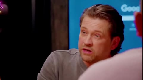GOEDE TIJDEN ACTEUR SPREEKT OVER HET TONEEL ACHTER DE SCHERMEN