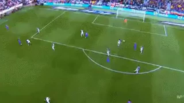 GOAL: Luis Suárez with a great first touch and then finishes it off very calm