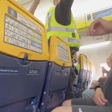 Police kick out drunk passengers of RyanAir flight in Edinburgh