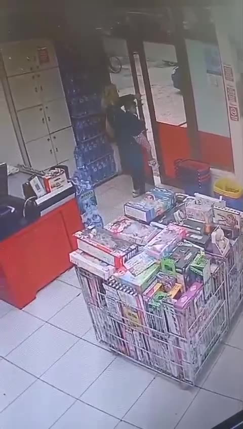 Tiranë/ Gruaja tenton të rrëmbejë fëmijën në supermarket