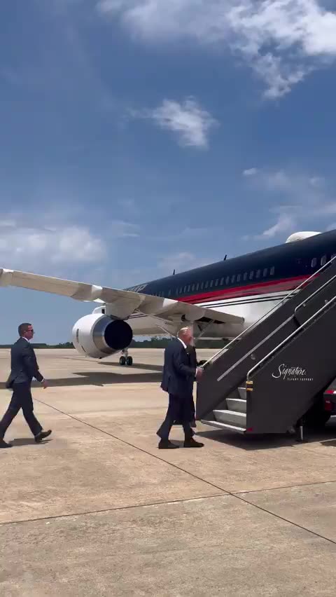 Margo Martin-President @realDonaldTrump departs for a rally in Chesapeake, VA