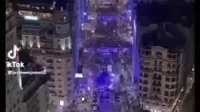 Vaccinated people glow under blue light?