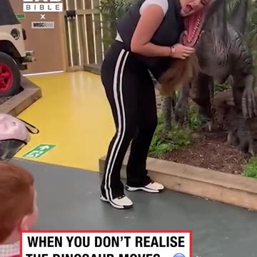 When a fake dinosaur attacks 😂