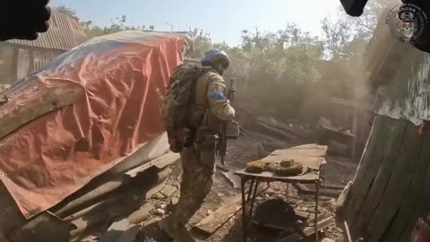 Ukrainian Special Forces Entering Village in Kursk