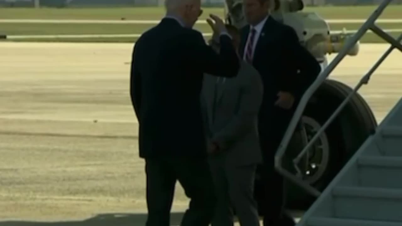 Biden salutes the secret service?