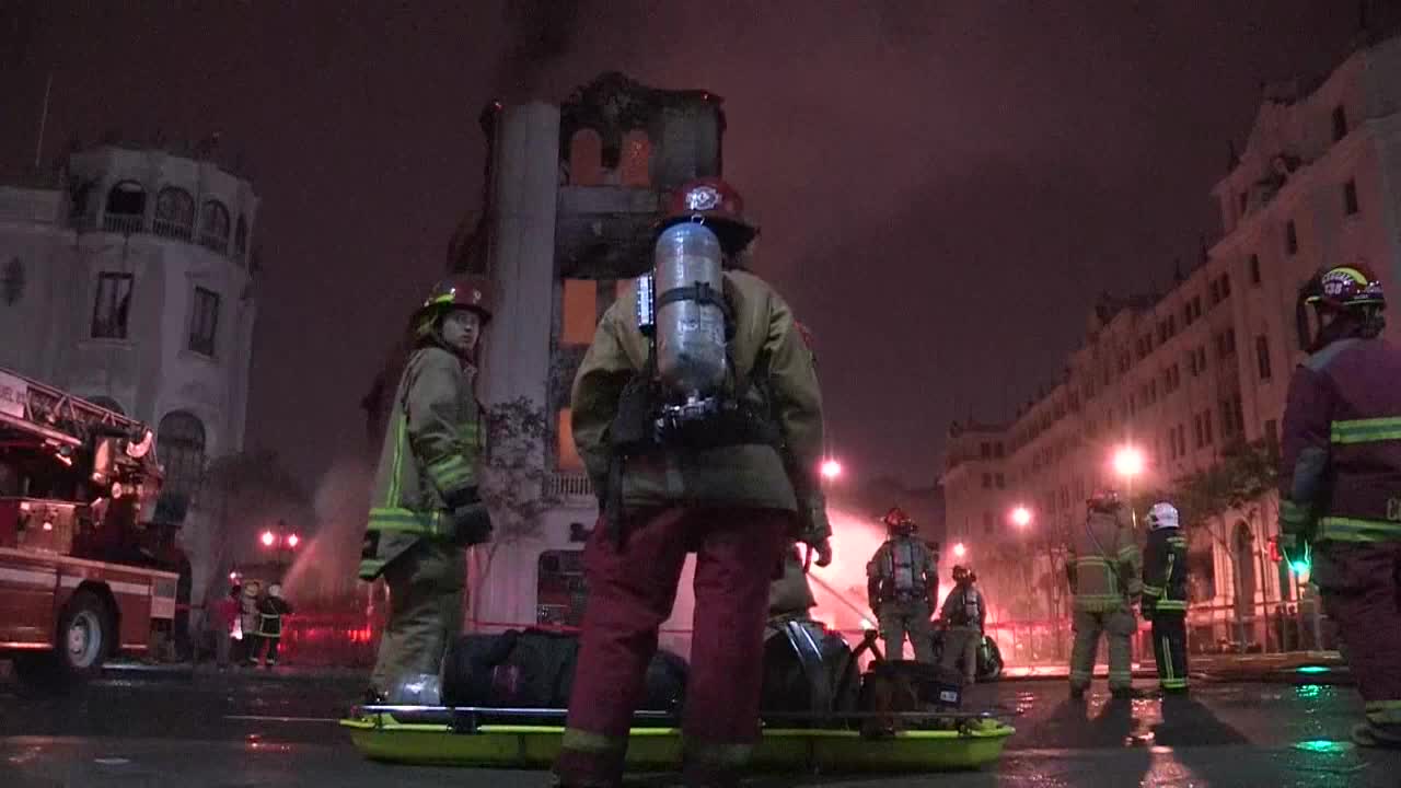 Voraz incendio destruyó centenario edificio del casco histórico de Lima