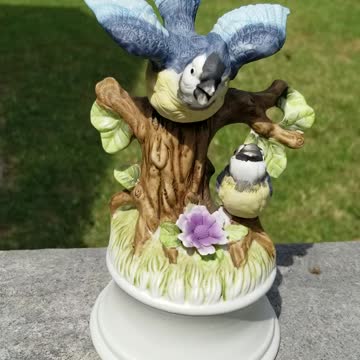 Royal Crown Blue Jay Music Box Mother & Baby Birds 7.5"
