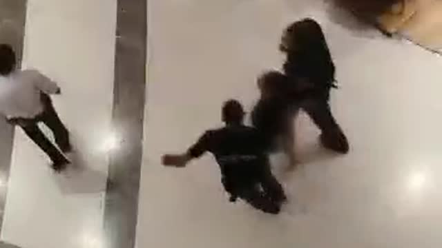 שוטרים מפגינים אלימות כלפי אדם ללא מסיכה