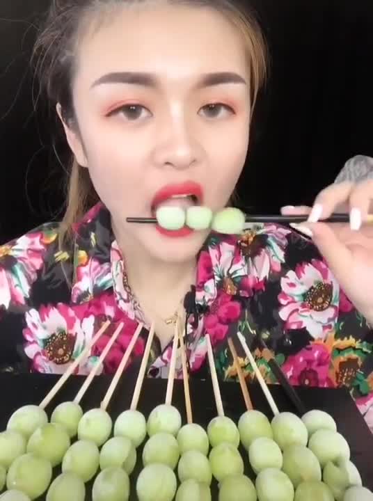 Let's see beautiful girls eating Asian food this time, very strange food #4177