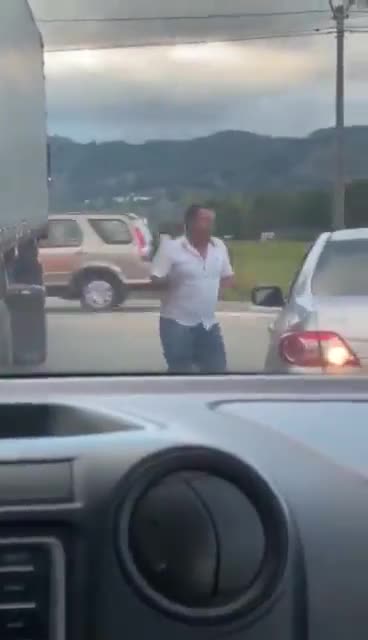 Peligrosas maniobras de conductor de mula