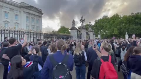 Death of Queen Elizabeth II announced at Buckingham Palace片段
