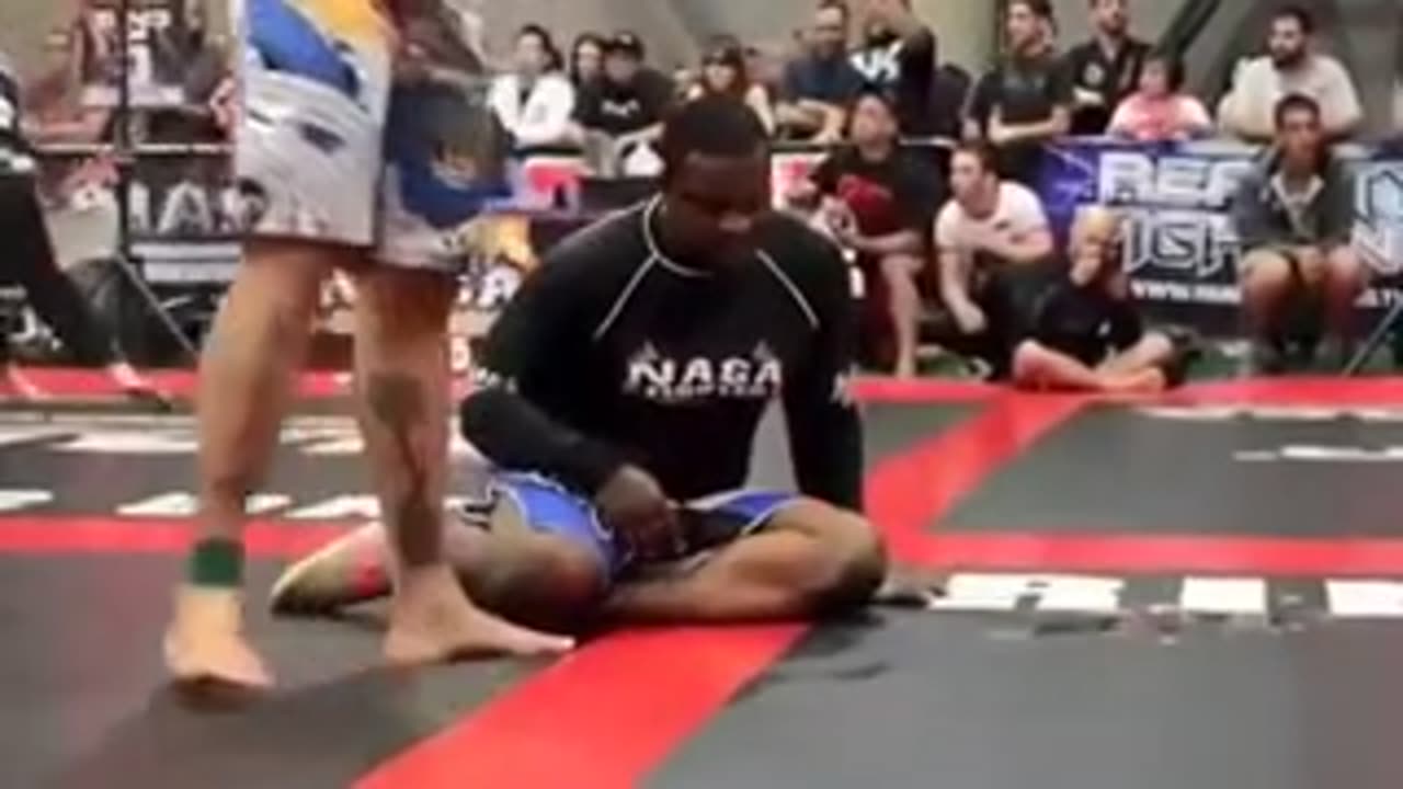Wrestler has to tap because foe farts in his face