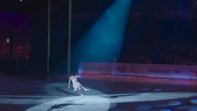 Cute Lady Skate Riding