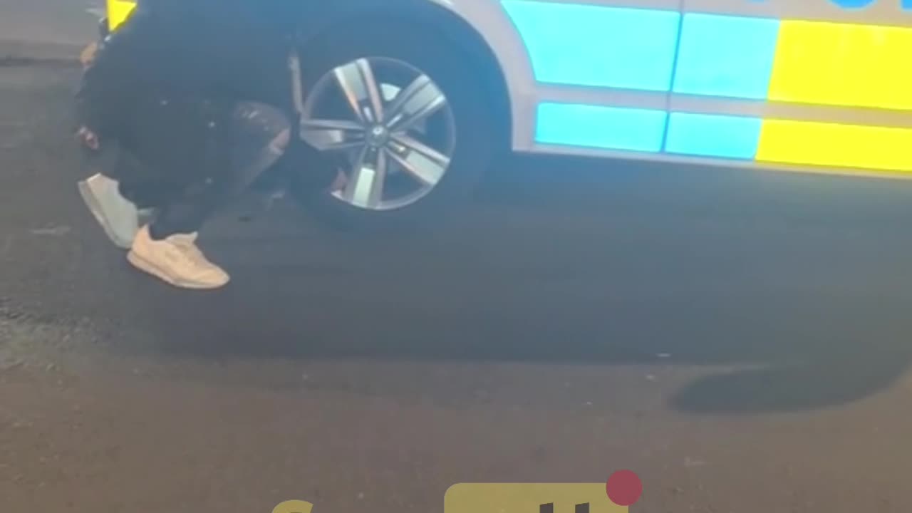 Pyser däck på polisbuss