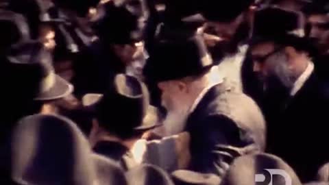 12. Yud Gimmel Tishrei 5745, Distributing coins outside (Freidin) = י"ג תשרי תשמ"ה