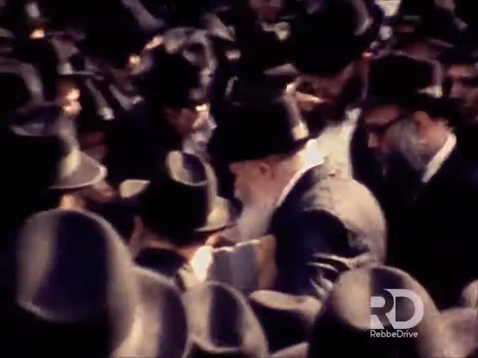 12. Yud Gimmel Tishrei 5745, Distributing coins outside (Freidin) = י"ג תשרי תשמ"ה