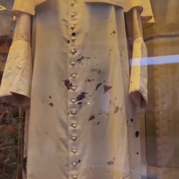 Roupa que o Papa João Paulo II usava no dia do atentado em 13 de maio de 1981