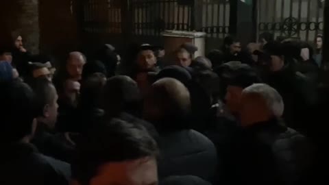 В Сухуми у госдачи сотни людей, возмущенных происходящей ситуацией