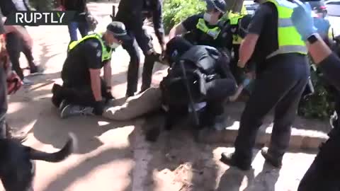 Australia CovidTyranny - 33 - Police continue to hunt down people in parks
