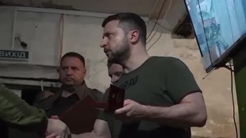 VOLODYMYR ZELENSKY REWARDS FIGHTERS ON THE FRONT LINE, WHERE ACTIVE FIGHTS TAKE PLACE.