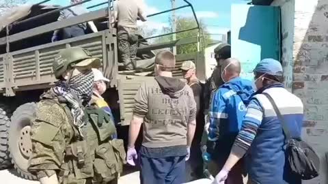 Raská armáda pochovává ukrajinské vojáky u Charkova