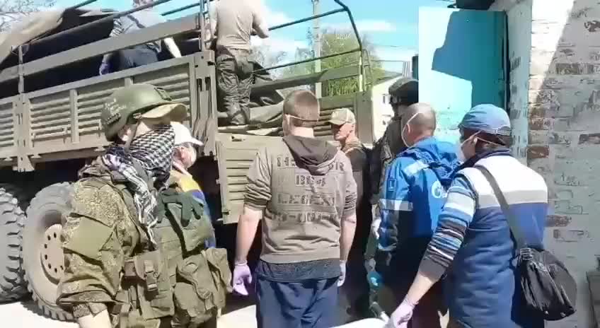 Raská armáda pochovává ukrajinské vojáky u Charkova