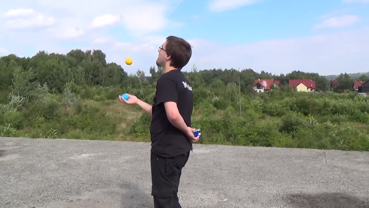 Man Solves Rubik's Cube In One Hand While Juggling Balls In The Other