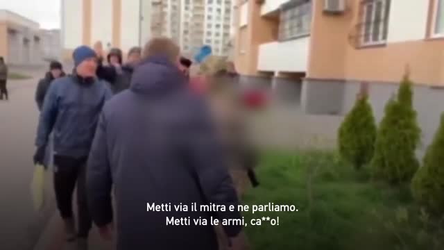 Militare ucraino aggredito dai cittadini.